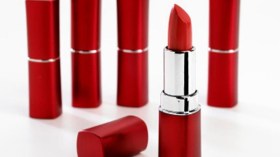 احذري.. أحمر الشفاه يؤثر على قدرتك العقلية