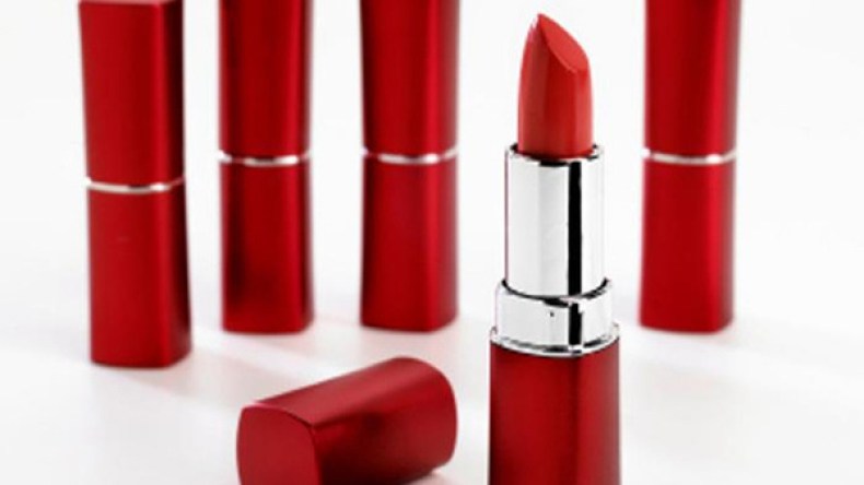 احذري.. أحمر الشفاه يؤثر على قدرتك العقلية