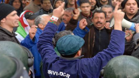 نقابيون بالمنطقة الصناعية للرويبة يحتجون ويحذرون