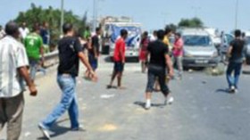 عشرات المواطنين بتنس يحتجون ويقطعون الطريق