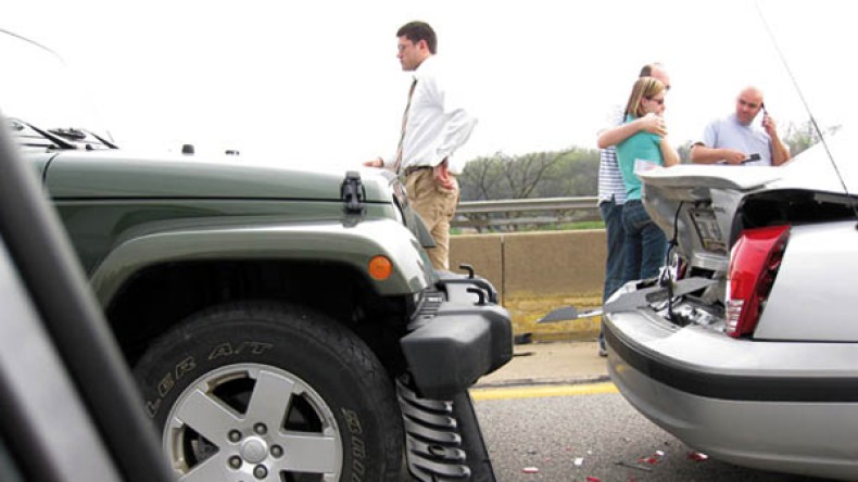 سائقون ينجون من حوادث الاصطدام و يسقطون ضحايا “الهراوات” والأسلحة البيضاء