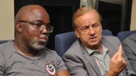 لِماذا لا يتعامل مسؤولو الفاف مع فرنسا مثل النيجيريين؟!