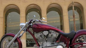 الجزائريون يتخلون عن سياراتهم ويستنجدون بالدراجات النارية