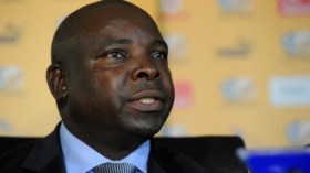 بسبب فضيحة مراهانات..تعليق نشاط رئيس اتحاد الكرة الجنوب إفريقي