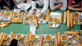 مسيحيون و”شناوة” يتزاحمون على مطاعم الرحمة
