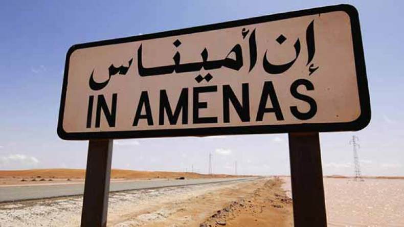 غاضبون يضرمون النار أمام مقر دائرة إن امناس