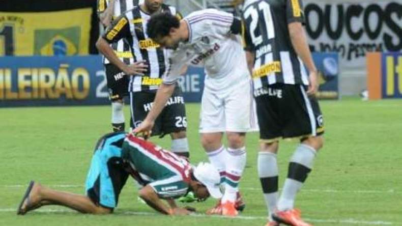 مناصر برازيلي يقتحم أرضية الملعب ويقبّل قدم النجم “فريد”!؟