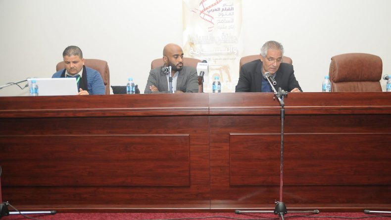 نقاد يطرحون مشاكل الأيدولوجيا والسياسة والتمويل في مواجهة القيم الإنسانية