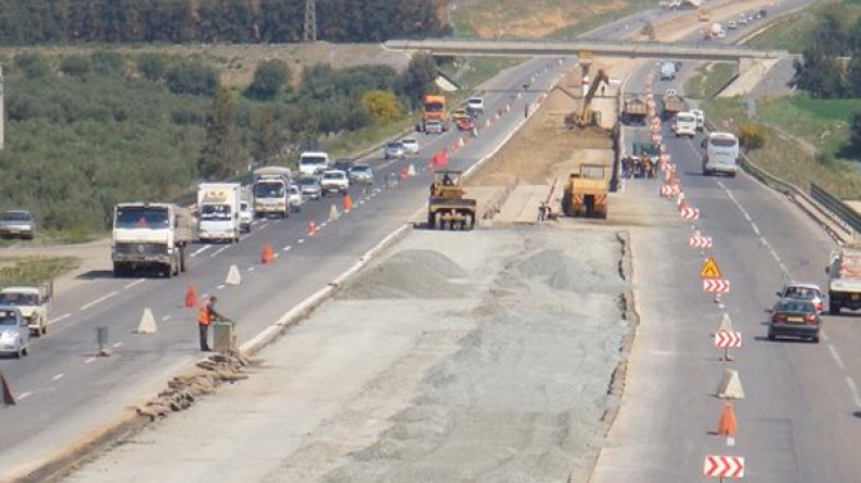 مخلفات الأشغال تهدد متسعملي طريق تيزي غنيف ـ مكيرة