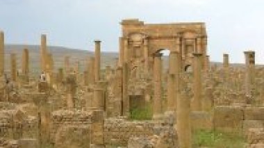 Culture: 400 monuments et sites classés, 13 secteurs protégés créés, 3 nouveaux parcs