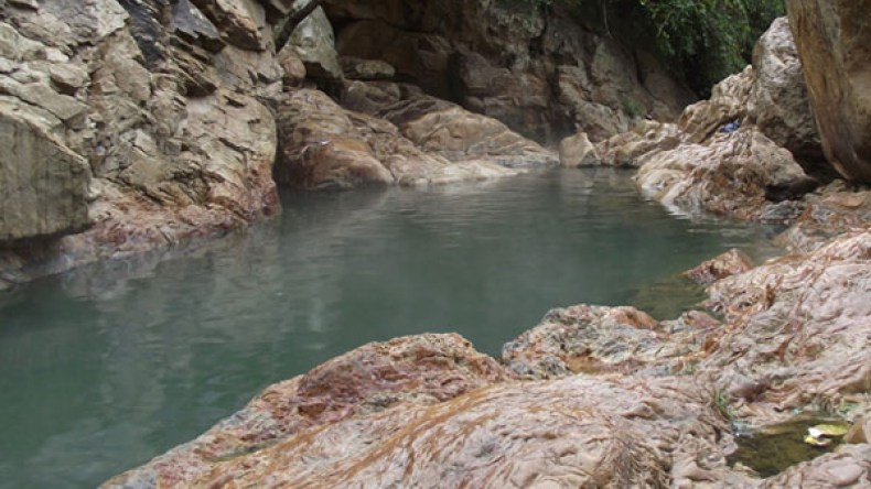 إقبال كبير على الينابيع وقارورات المياه المعدنية بعين الدفلى