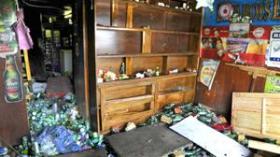 مواطنون يحاصرون منزلا لبيع الخمور ويضرمون النار أمامه في بسكرة