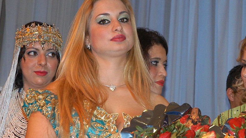 نساء تيسمسيلت يقاطعن الحفل ويستقبلن ريم حقيقي بالصفير