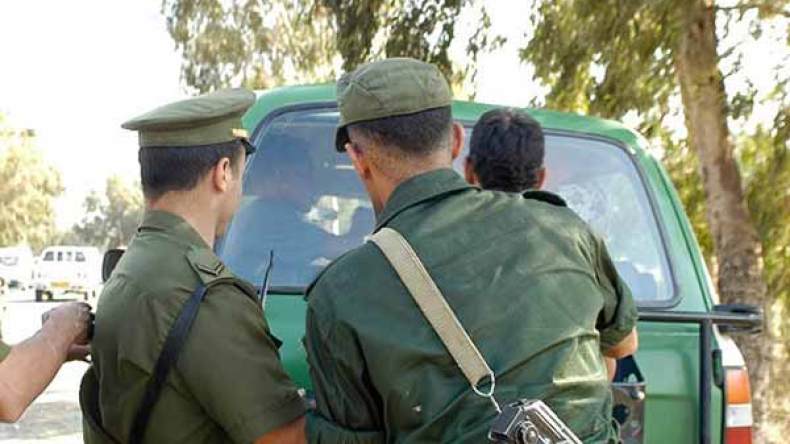 الإطاحة بعصابة مسلحة تستهدف أصحاب السيارات بالطريق السيار