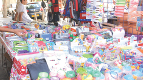 احذروا..”قنابل” وسجائر وأحمر شفاه في محافظ أبنائكم!