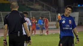 أغرب احتجاج على الحكم في كرة القدم!