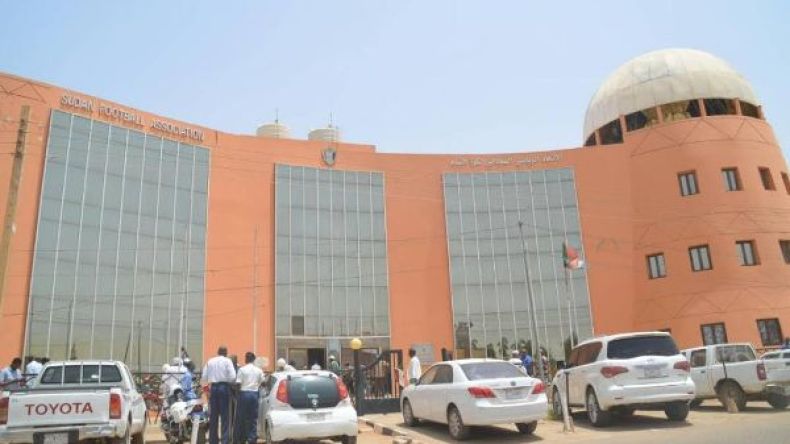 الفيفا تُجمّد عضوية اتحاد الكرة السوداني