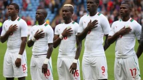 لاعبو منتخب السنيغال يتفقدون ملعب مالابو