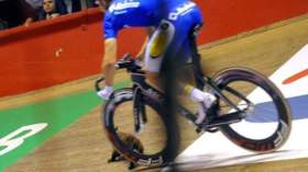 قط في مضمار لسباق الدراجات!