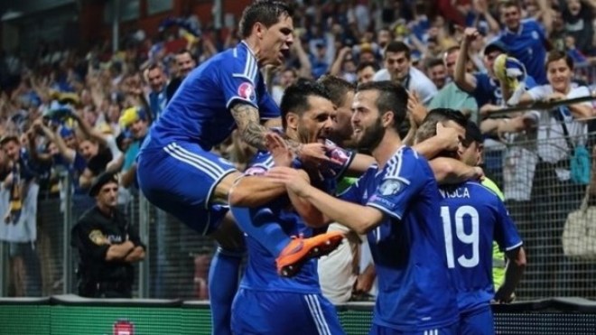 أنصار البوسنة والهرسك يصدحون بـ “الله أكبر” أمام لاعبي منتخب الصهاينة