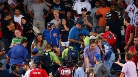 سقوط قاتل من أعلى المدرجات لمناصر أمريكي