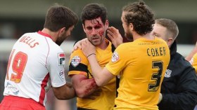 لاعبان من بطولة إنجلترا يتناطحان كالكباش!