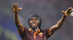 “صّعلوك” كروي إيفواري وفتاة لعوب يتسبّبان في إقالة 4 إطارات!؟