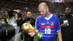 زيدان يبحث عن قميص نهائي مونديال 1998