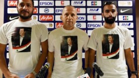 وفد منتخب سوريا يرتدي أقمصة عليها صورة “بشار الأسد”