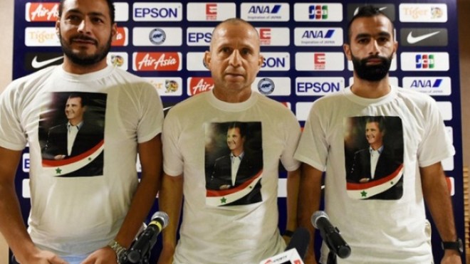 وفد منتخب سوريا يرتدي أقمصة عليها صورة “بشار الأسد”