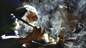 مثقفون وأطباء يؤمنون بالخرافات يلجأون إلى التمائم والتعاويذ