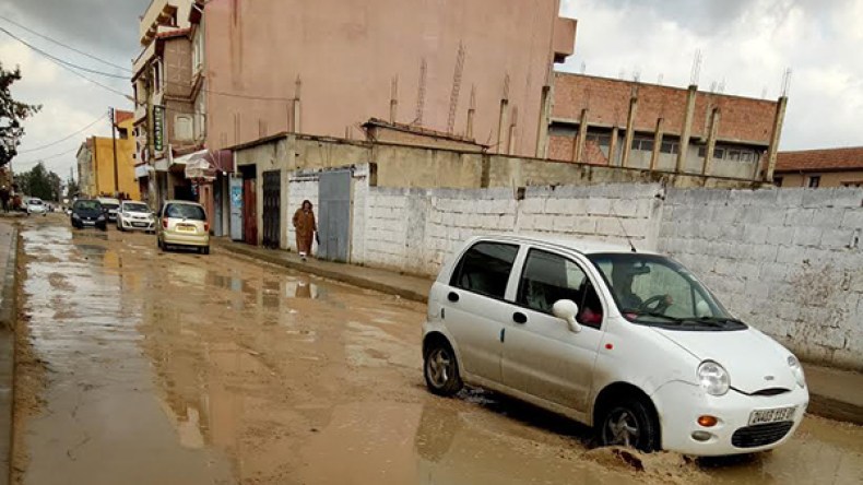 تعبيد الطرقات بالطين والحجارة في بني مراد!