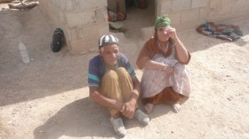 شيخ وعجوز يمشيان على أربع منذ أكثر من ستين سنة
