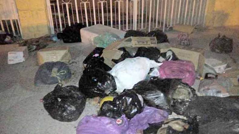 مواطنون يجمعون النفايات ويضعونها أمام مدخل بلدية عين البيضاء بأم البواقي