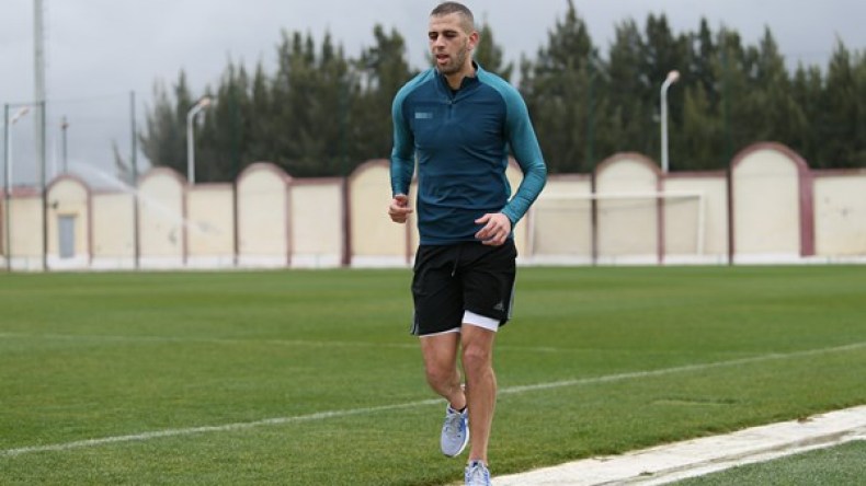 “بينيتيز” يُلمّح إلى غياب سليماني عن مقابلتَي تنزانيا وإيران