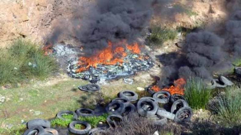 حرق العجلات للحصول على الحديد.. آخر خرجات “بارونات الخردة”