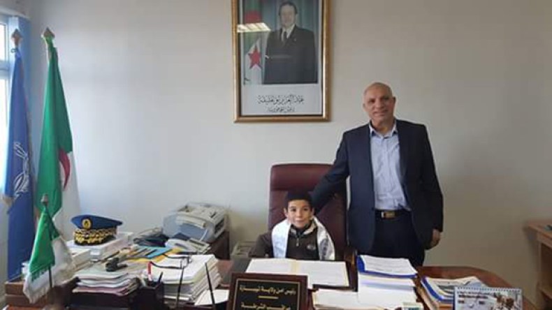 “تحقيق أمنية يتيم” تجلس طفلا على مقعد رئيس أمن ولاية