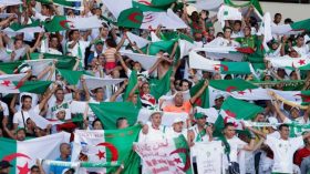 نقل 450 مُناصر جزائري إلى مصر