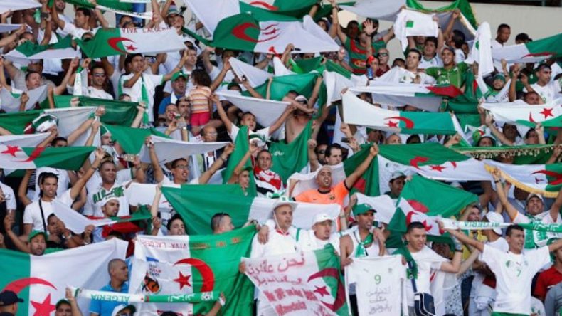 نقل 450 مُناصر جزائري إلى مصر