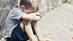 أب يطرد أبناءه للشارع …وشاب يضرب أمه وزوجته بسبب الطعامǃ