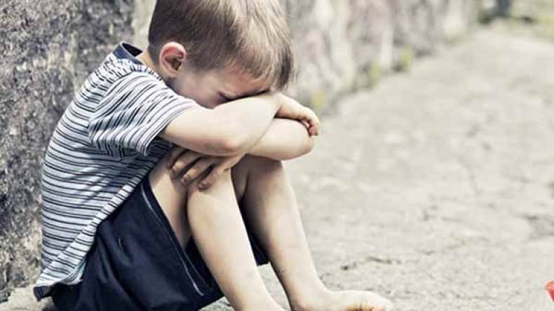 أب يطرد أبناءه للشارع …وشاب يضرب أمه وزوجته بسبب الطعامǃ