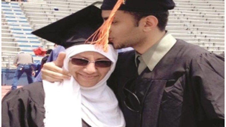 سعودية وابنها يتخرجان في يوم واحد