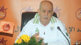 Algerian head coach Rabah Saadane warns his players before the world cup