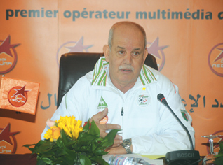Algerian head coach Rabah Saadane warns his players before the world cup