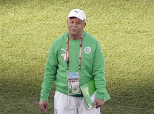 Algerian coach blames the ball and the pitch for the setback versus Slovenia