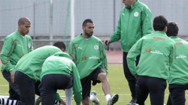 Algerian head coach, Rabah Saadane fixes the rules with the players