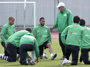 Algerian head coach, Rabah Saadane fixes the rules with the players