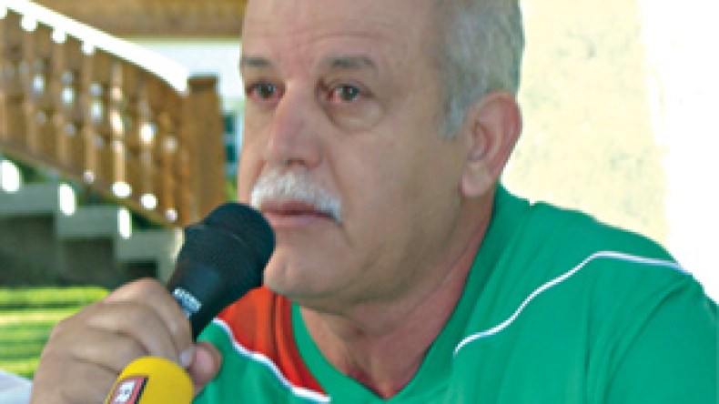 سعدان يبكي مغني .. والشارع تحت الصدمة