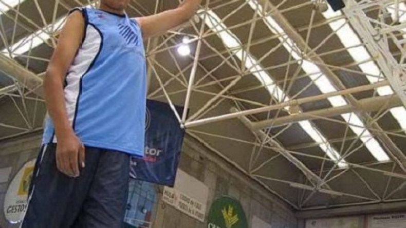 أطول رجل في إسبانيا جزائري يعاني في صمت