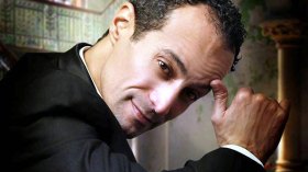 والي ولاية وهران يسّلم صابر هواري مفاتيح شقة في “كناستال”